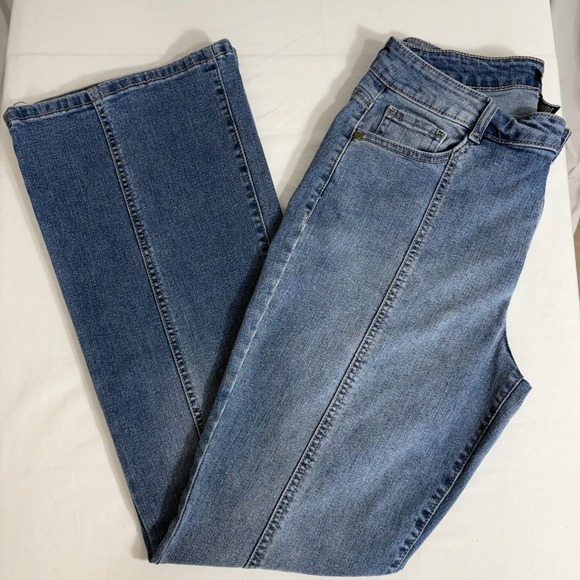 D. Jeans Women's Flare Leg High Rise Denim Jeans Size 12 Light Wash Stretch - Picture 1 of 8
